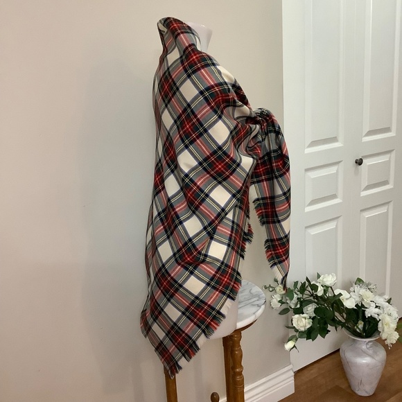 Tartan plaid wool shawl - Picture 4 of 12